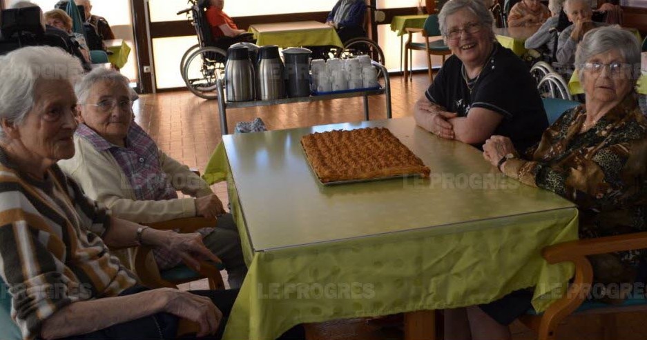 mme-royet-a-fete-son-anniversaire-entouree-de-ses-amies-photo-josiane-poncet-1450251431