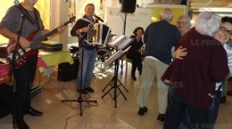 alain-et-jean-poulakis-ont-fait-danser-et-chanter-les-residents-du-foyer-bon-secours-photo-josiane-poncet-1450251431