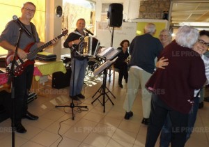 alain-et-jean-poulakis-ont-fait-danser-et-chanter-les-residents-du-foyer-bon-secours-photo-josiane-poncet-1450251431