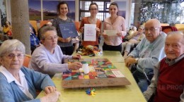 au-centre-cyntia-rose-(stagiaire-a-la-mediatheque)-valerie-raffard-et-isabelle-reber-avec-les-residents-pour-jouer-photo-josiane-poncet-1455826519