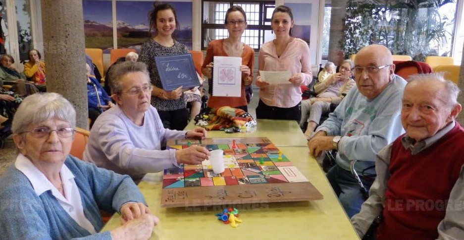 au-centre-cyntia-rose-(stagiaire-a-la-mediatheque)-valerie-raffard-et-isabelle-reber-avec-les-residents-pour-jouer-photo-josiane-poncet-1455826519
