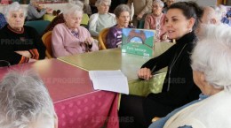 isabelle-reber-se-lance-dans-la-conquete-du-patois-avec-les-aines-photo-josiane-poncet-1456950535