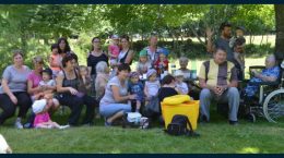 les-aines-et-les-enfants-de-la-creche-au-royaume-des-lutins-sont-alles-pique-niquer-et-visiter-une-ferme-photo-josiane-poncet-1500062910