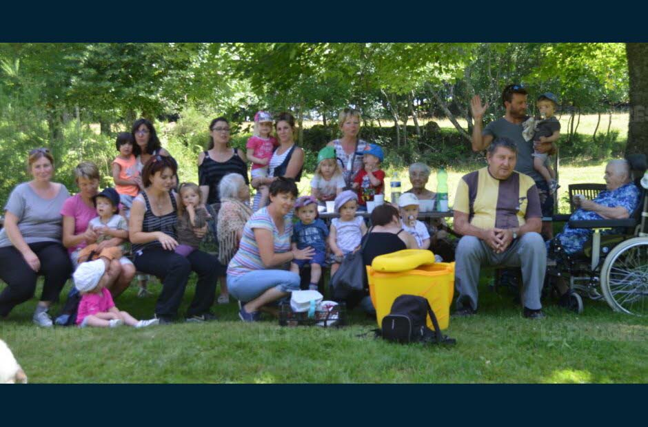 les-aines-et-les-enfants-de-la-creche-au-royaume-des-lutins-sont-alles-pique-niquer-et-visiter-une-ferme-photo-josiane-poncet-1500062910