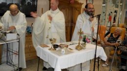 m-gr-luc-crepy-(au-centre)-et-les-peres-delorme-(a-gauche)-et-merle-(a-droite)-ont-celebre-une-messe-photo-josiane-poncet-1497809837