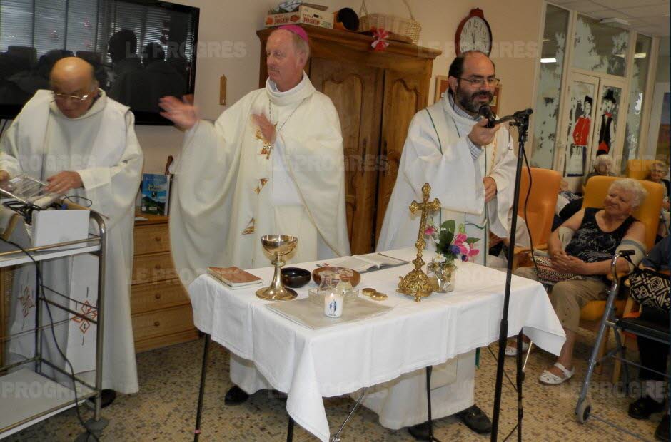 m-gr-luc-crepy-(au-centre)-et-les-peres-delorme-(a-gauche)-et-merle-(a-droite)-ont-celebre-une-messe-photo-josiane-poncet-1497809837